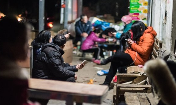 农民穿越大半个村去蹭网，只为连上免费WiFi