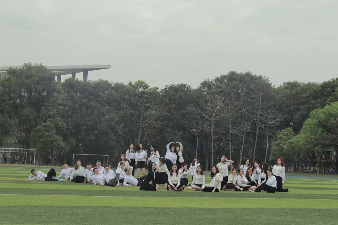 Python使用OpenCV和K-Means聚类对毕业照进行图像分割